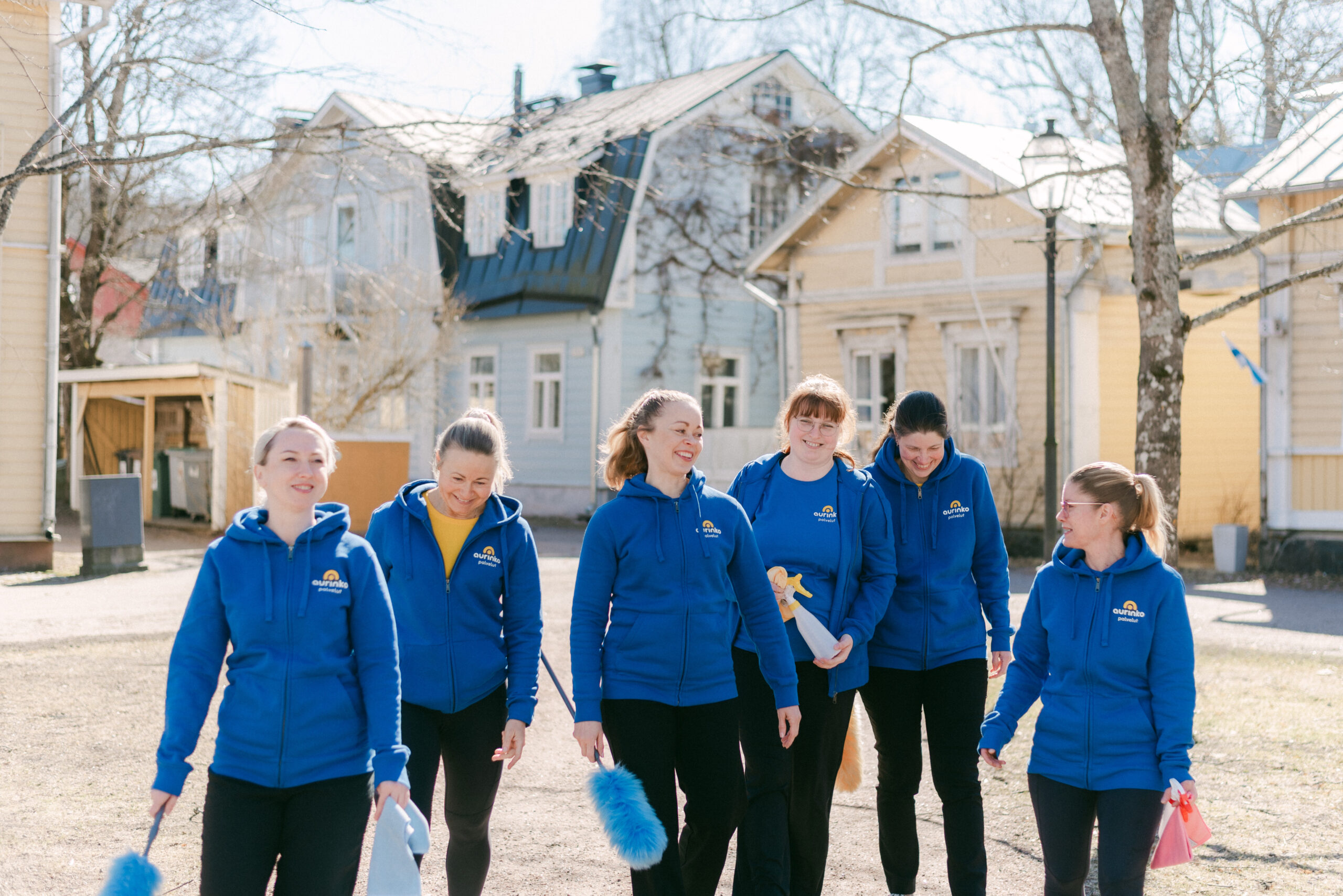Aurinkopalveluiden siivoustiimi Naantalissa